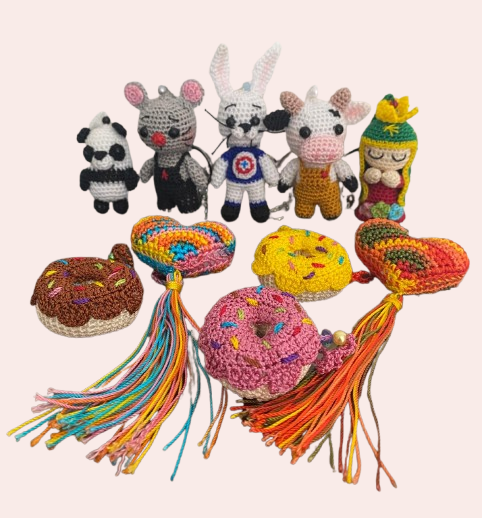 Llaveros tejidos a mano