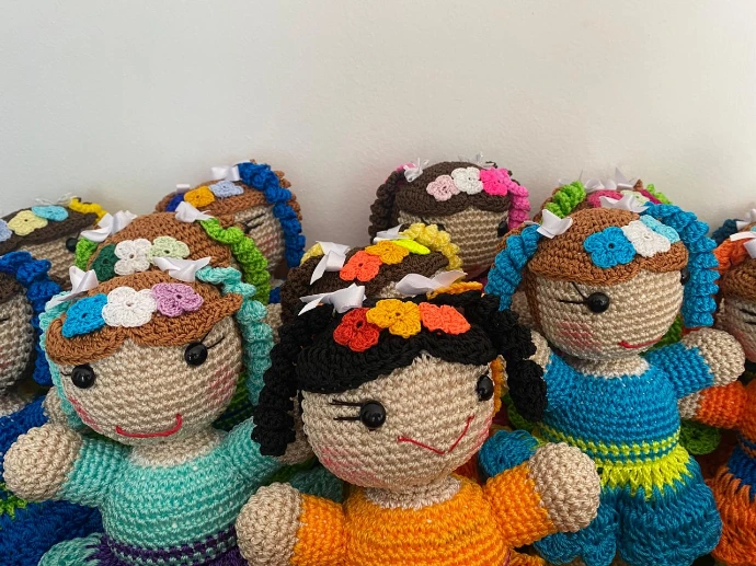 Figuras hechas y tejidas a mano