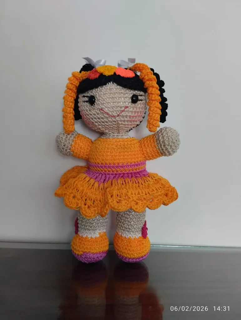 Muñeca artesanal anaranjada