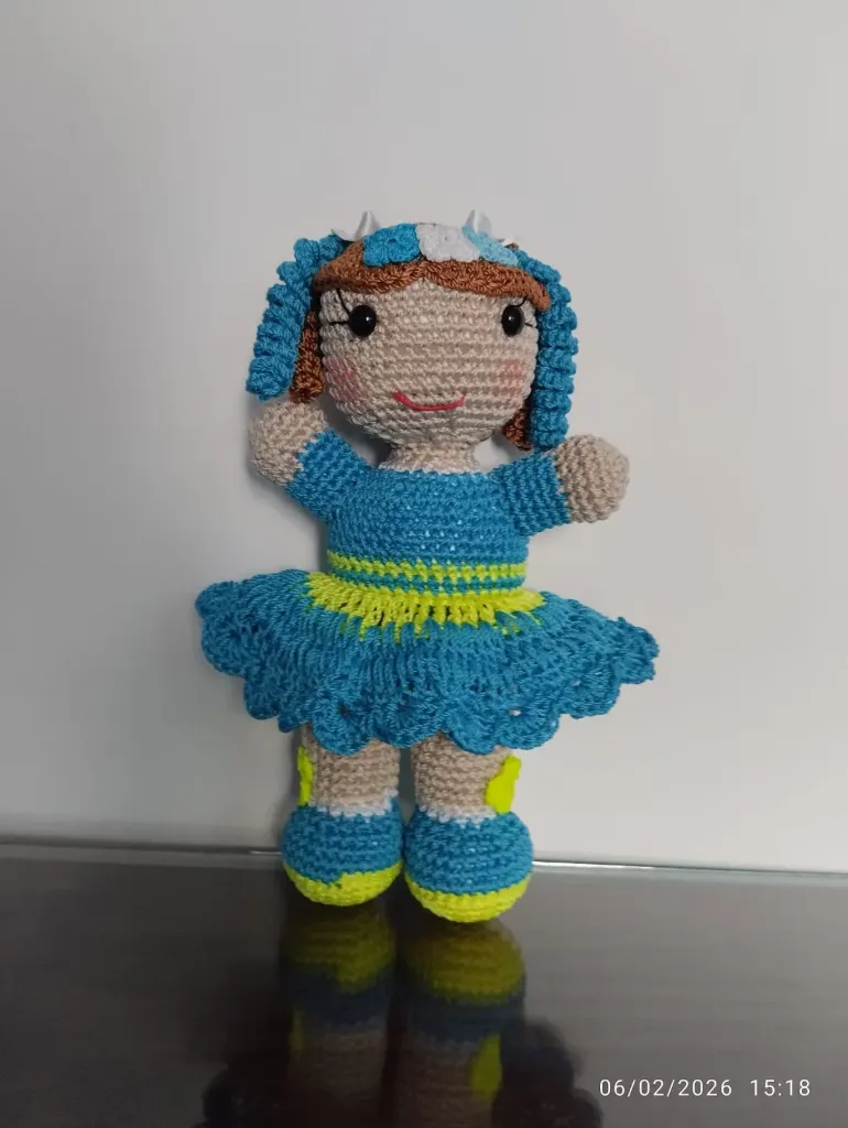 Muñeca artesanal azul cielo